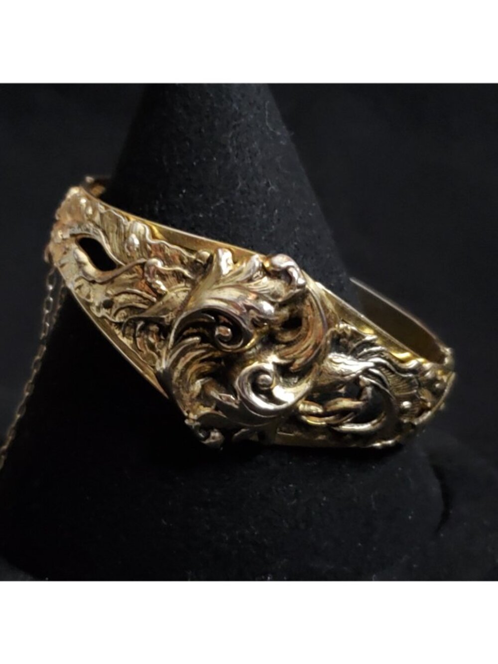 Vintage Whiting Davis Bracelet Bangle Gold Tone Repousse Hinged 6.5" - Picture 2 of 10